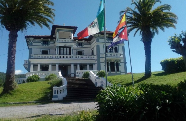 Indian villa, large garden and swimming pool, for large groups, 30 m from the beaches