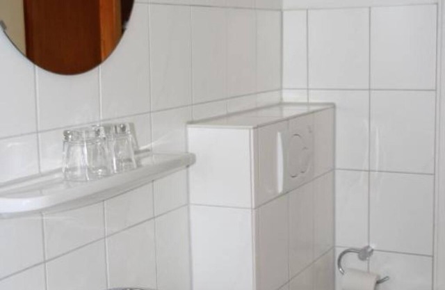 Inexpensive accommodation for craftsmen, close to the highway.