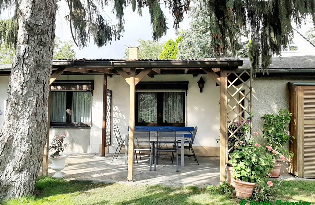 Inexpensive in Berlin, in a residential area close to nature in the district of Mahlsdorf.