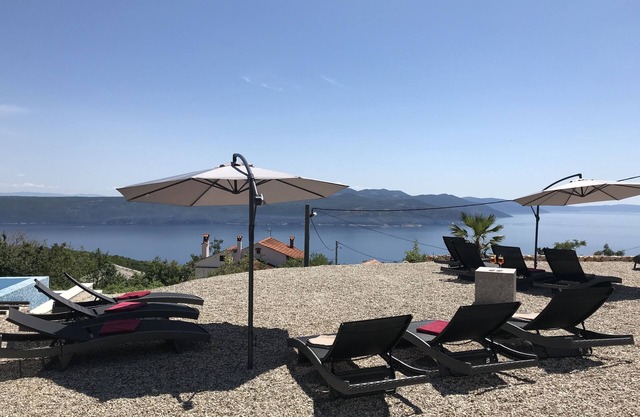 Infinity pool, 3 apartment areas, brand new !