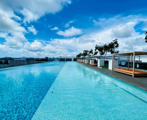 Infinity pool Sutera Avenue family suite Free Wifi -Netflix -Parking