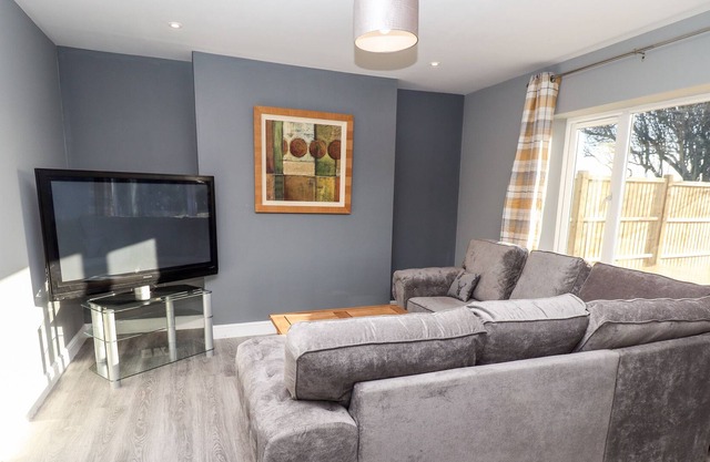 INGS FARMHOUSE, pet friendly, with a garden in Leverton