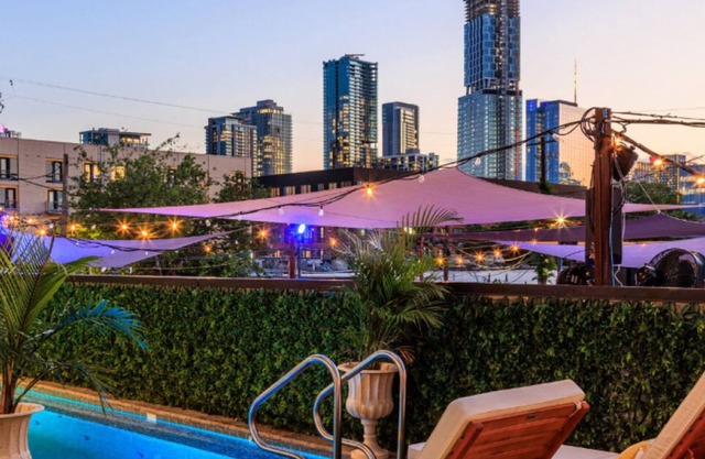 Inn Cahoots on 6th: 5BR/13Beds - Pool, Rooftop, Garden Bars, Walk to Everything! (Unit 1)