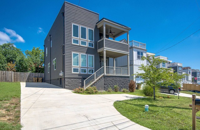 Insta-Worthy Rooftop Views! Heart of Nashville! Sleeps 12+