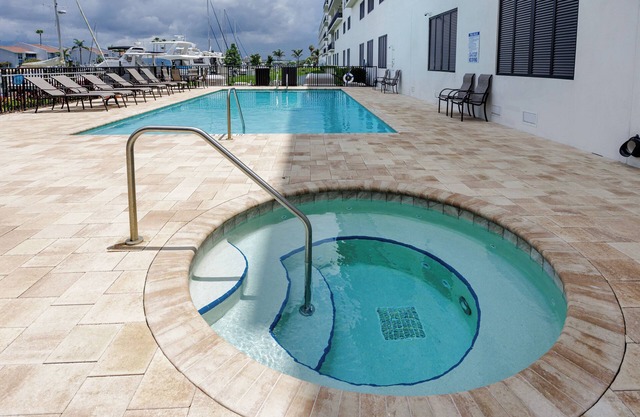 Intracoastal * Pool * Full Kitchen * Self check-in
