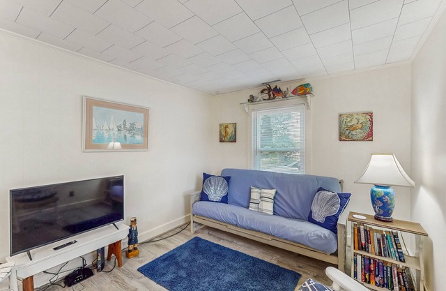 Intracoastal Waterway-view cottage with private deck, & central AC