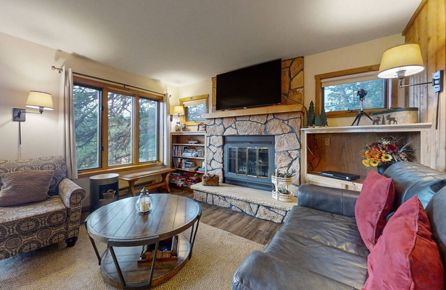 Inviting cabin with stellar panoramic Rocky Mountain views