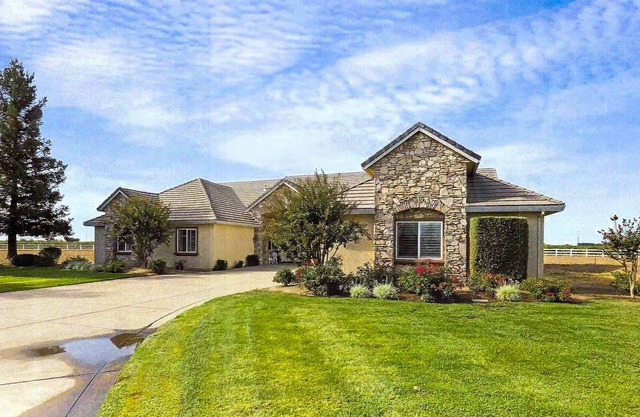 Inviting Home on 2.5 acres, Near Vineyards