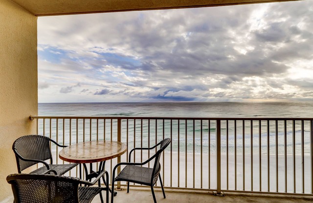 Inviting waterfront condo w/shared pools, a hot tub, gym, & beach access