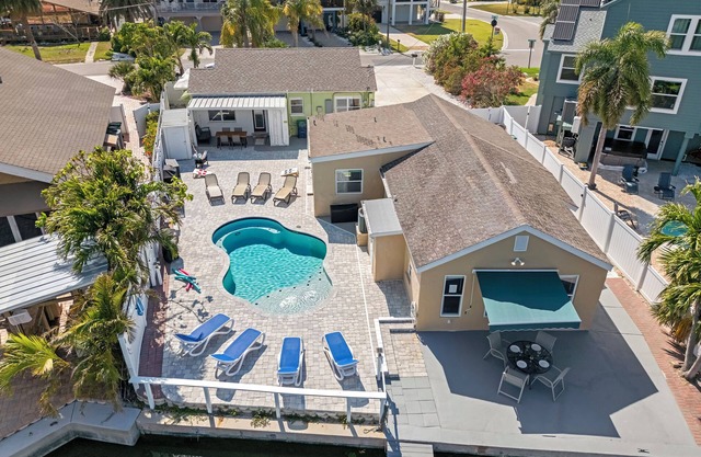 IRB Oasis: 2 homes, Heated Salt Pool, Waterfront, Sleeps 14