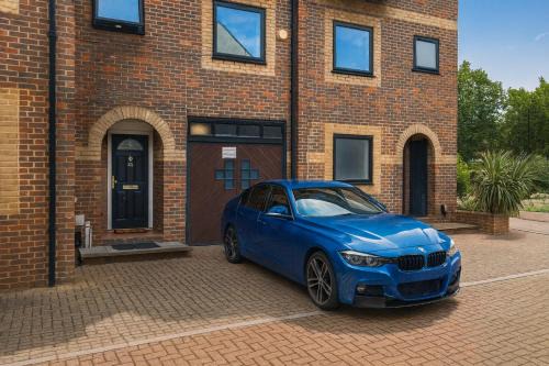 Iron House - Sleeps 11 - For Contractors & Families - Private Parking - Near ExCel, Canary Wharf, O2, City AirPort & GreenWich