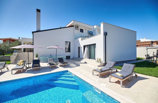 Irresistible villa with large pool, billiards, darts