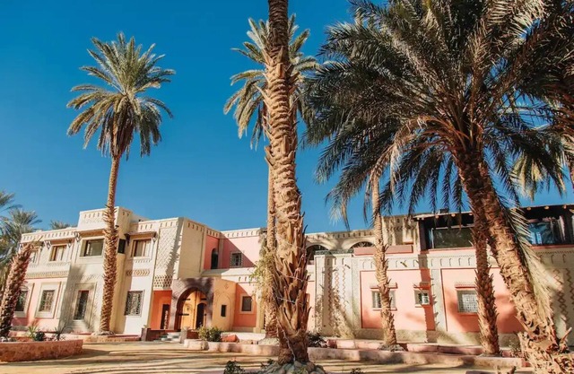 Is a haven on earth in the heart of the oasis around a thousand palm trees.