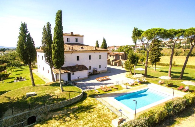 ISA-Farmhouse with swimming-pool just 20 minutes from Arezzo, apartments with panoramic views