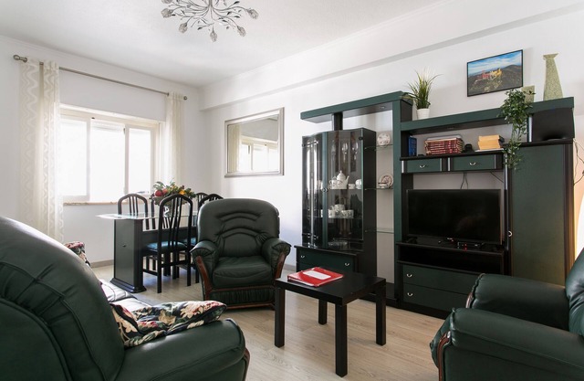 Isabel Dream IV, 4 Km from Sintra, train at 400m