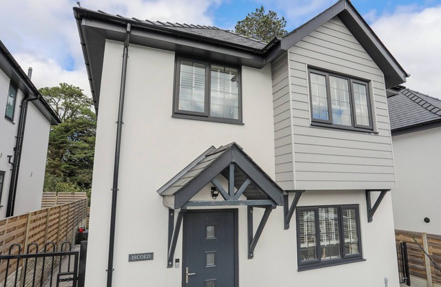 ISCOED, pet friendly, country holiday cottage in Llangefni