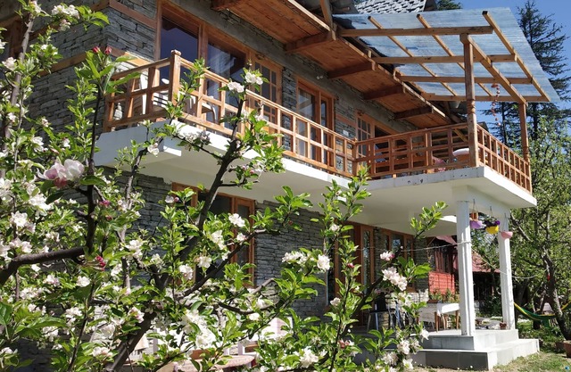 Ishan log huts- Boutique home Stay since 1999 Bahu,Banjar,Kullu,india