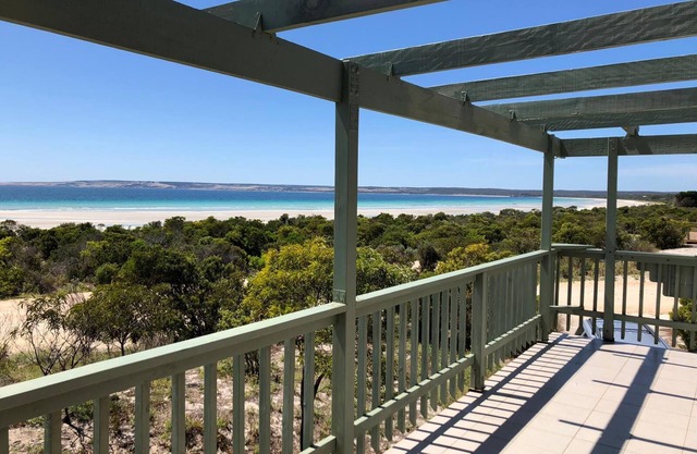 Island Beach Retreat - ABSOLUTE BEACH FRONT