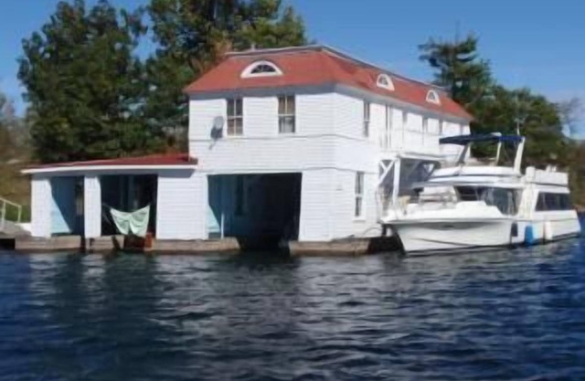 Island Boathouse w/boatslip