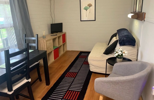 Island Rest Cosy budget friendly beach retreat - 5 minute walk to the beach.