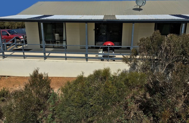 Island Time at Vivonne Bay - short walk to beach