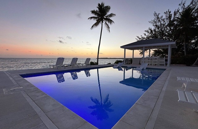 Island Time - Brand New 4 bedroom Luxury house right on the Beach!