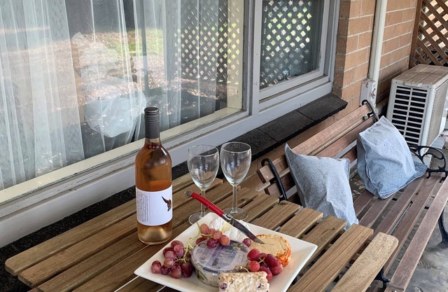 Island Time Cosy budget friendly beach retreat - 5 minute walk to the beach.