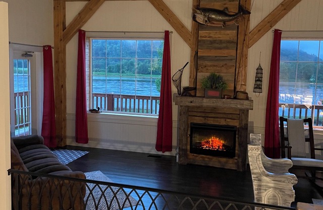 Island View Cottage: Waterfront-BBQ-Hottub-AC-Wifi, Island View Cottage