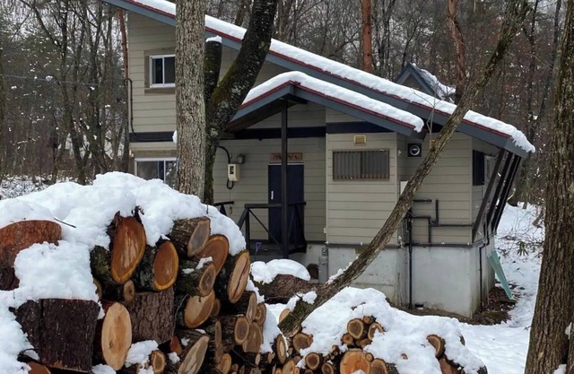 It comes with a Rustic Mountain Shack 4WD car/Kitaazumi-gun Nagano
