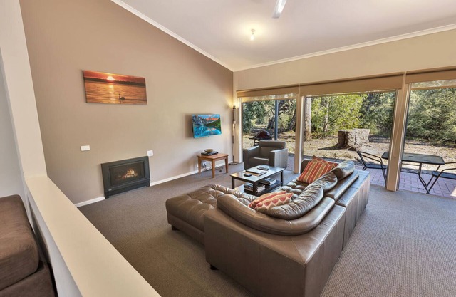 Ivanhoe - Waterfront Retreat: Secluded lodges perfect for nature lovers