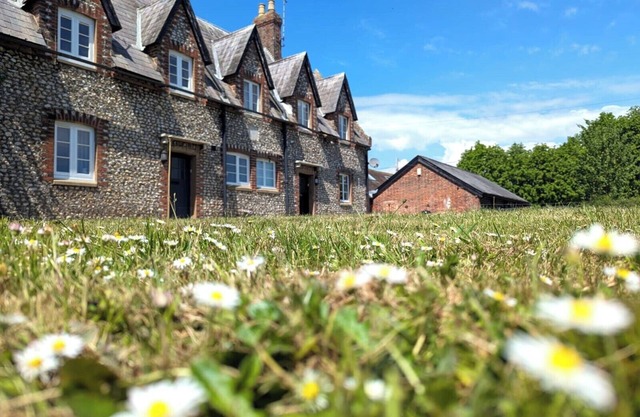 Ivy Cottage, Sleeping 4 with garden & nearby beaches & Chichester