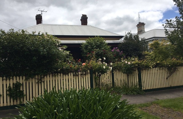 "Jacaranda Cottage" Victorian House in Prime Position. Free Wifi and Linen.
