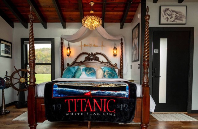 Jack & Rose Treehouse Titanic Hot tub Riverfront.