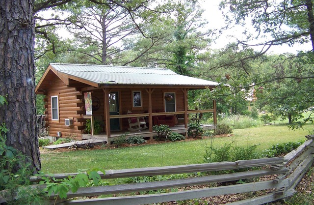 Jack's Log Cabin Near Meramec River in Quiet Wooded Setting With Hot Tub