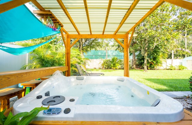 Jacuzzi.5 Mins to Beaches. Pet Friendly.