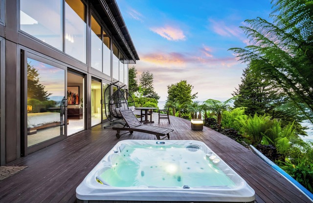 Jacuzzi Suite - Ocean Views & Beach