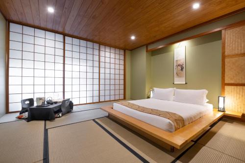 Japanese Mountain Retreat Mineral Springs & Spa