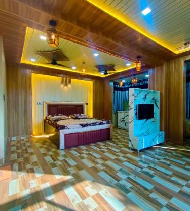 Jarokhā by Nivāsa- Scenic Stay Overlooking Ganga, Mountain View, 2 minutes from Ganga Ghaat, 10 minutes from Raja ji national Park