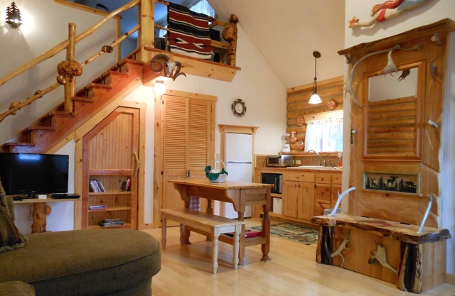 JBs Alaska Getaway Custom Log Cabin sleeps 6