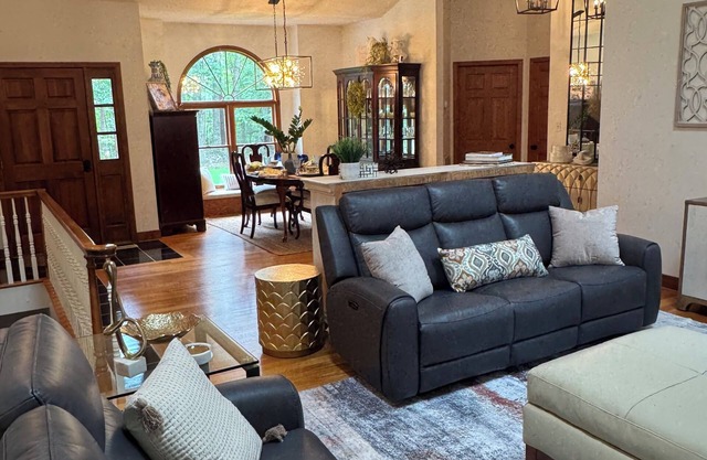 JB’s Winners Circle is a peaceful, quite home only 3 minutes from downtown.
