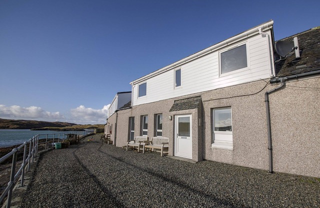 Jetty Cottage - A modern cottage with views of South Harris and the Castle