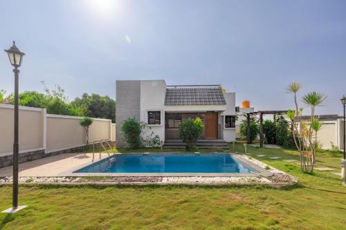 JhilMil Pool Villa by StayJadeParty VillaLawn
