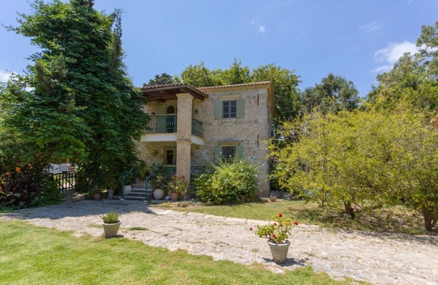 Jianni's Villa - Stone Villa in the Greenery!