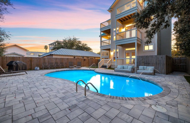 Join Us for a Fall Getaway! Gulf & Western Lake Views! Steps from the Beach! Private Pool!