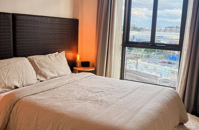 Jolimont Views - Centrally located top floor apt overlooking MCG/Rod Laver