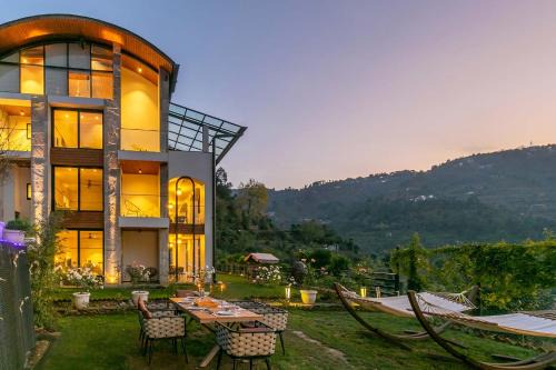 Jolly Chalet- Luxury Mountain Retreat with Jacuzzi & Scenic Views in Ramgarh