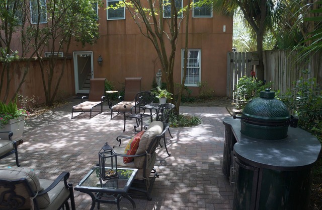Jones Street 5 Star HGTV inspired Carriage House Historic Savannah! Dogs Ok