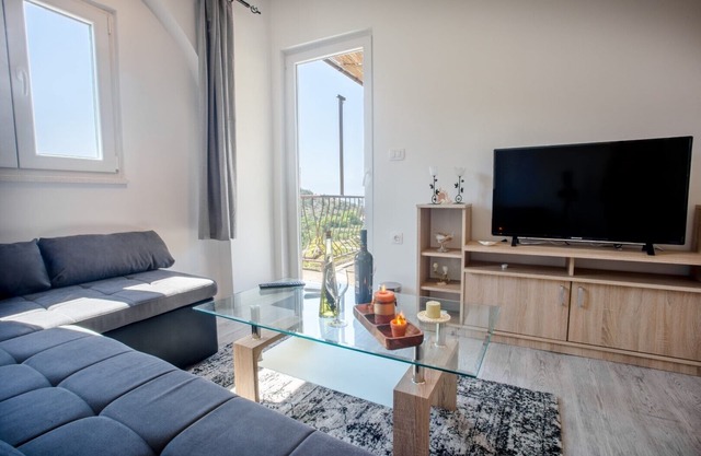 Joseph - Superior sea, bay & mountain view apartment - free parking included