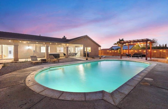 Joshua Tree 5BR Getaway w/Heated Pool & Hot Tub!