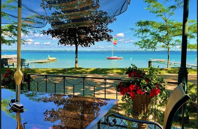 JR Resort: Lake Front Cottage, BEST VIEW ON THE LAKE! BEST VALUE ON THE LAKE!